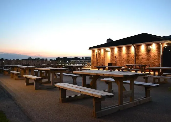 Royal Ascot Holiday Home - 5 Star Country Park - Bar - Restaurant - Fishing Lakes - Ice Cream Parlour - Free Parking