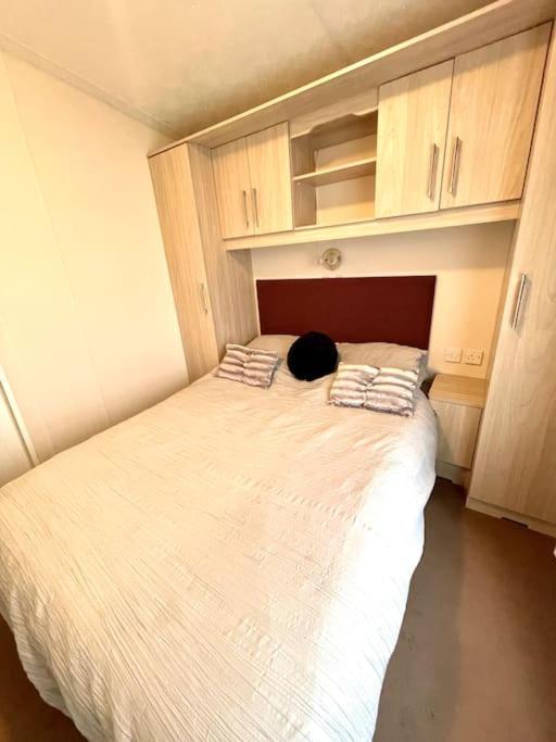 Holiday home Royal Ascot - 5 Star Country Park - Bar - Restaurant - Fishing Lakes - Ice Cream Parlour - Free Parking *