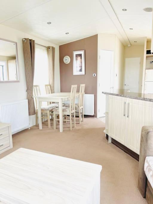 Holiday home Royal Ascot - 5 Star Country Park - Bar - Restaurant - Fishing Lakes - Ice Cream Parlour - Free Parking