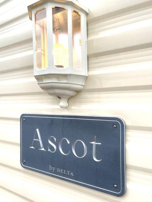 Holiday home Royal Ascot - 5 Star Country Park - Bar - Restaurant - Fishing Lakes - Ice Cream Parlour - Free Parking