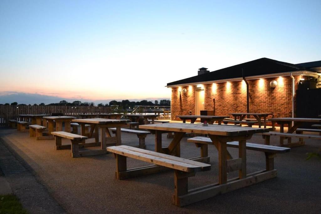 Royal Ascot - 5 Star Country Park - Bar - Restaurant - Fishing Lakes - Ice Cream Parlour - Free Parking Scunthorpe