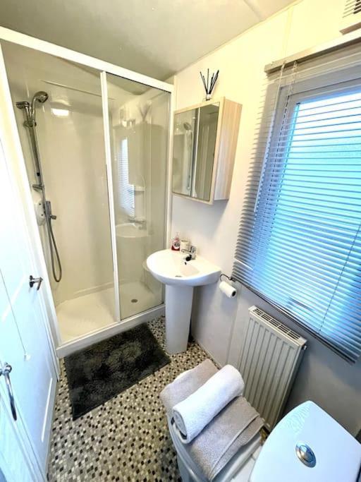 Holiday home Royal Ascot - 5 Star Country Park - Bar - Restaurant - Fishing Lakes - Ice Cream Parlour - Free Parking *