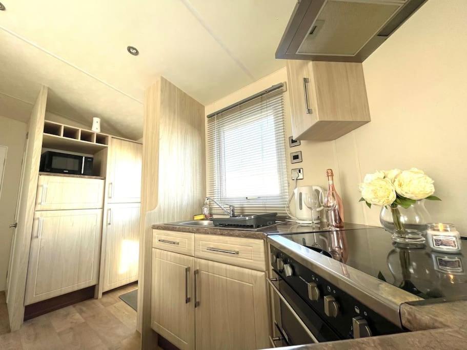 Royal Ascot - 5 Star Country Park - Bar - Restaurant - Fishing Lakes - Ice Cream Parlour - Free Parking
