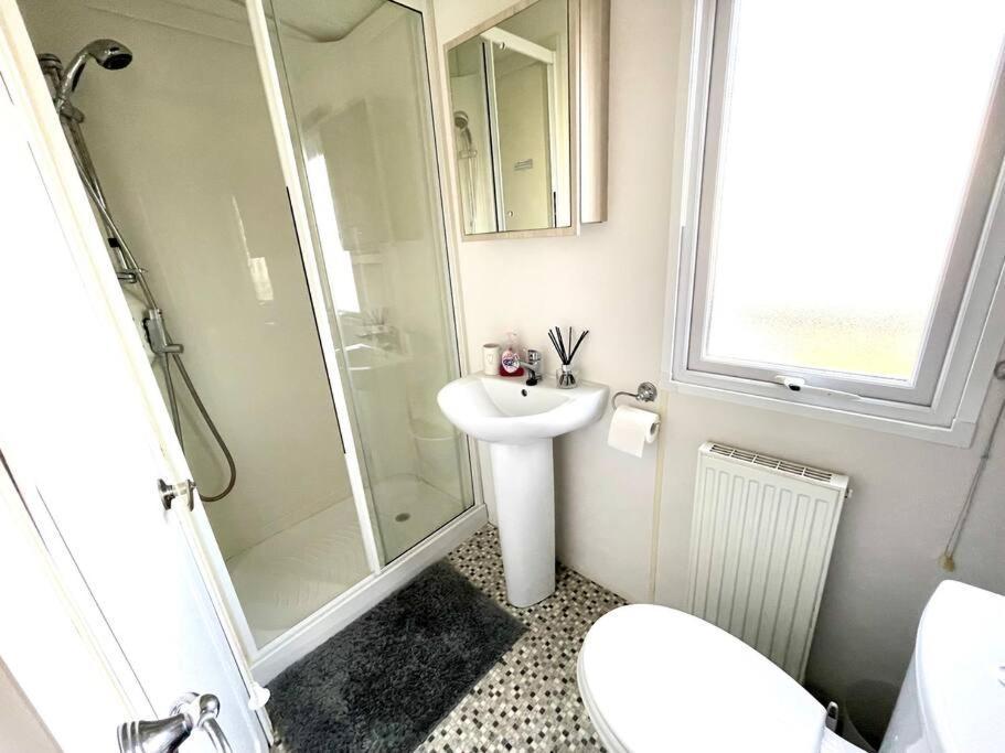 Holiday home Royal Ascot - 5 Star Country Park - Bar - Restaurant - Fishing Lakes - Ice Cream Parlour - Free Parking