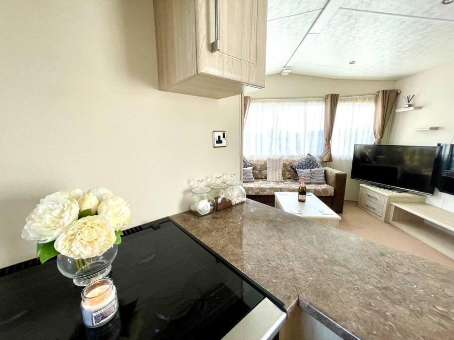 Holiday home Royal Ascot - 5 Star Country Park - Bar - Restaurant - Fishing Lakes - Ice Cream Parlour - Free Parking *