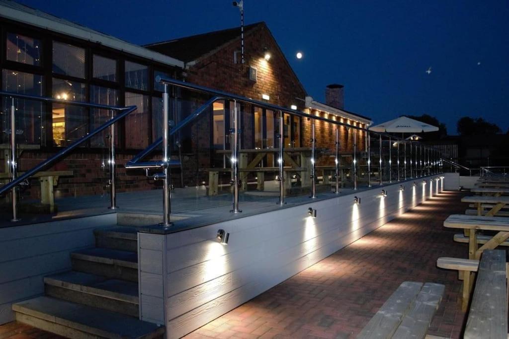 Royal Ascot - 5 Star Country Park - Bar - Restaurant - Fishing Lakes - Ice Cream Parlour - Free Parking Scunthorpe
