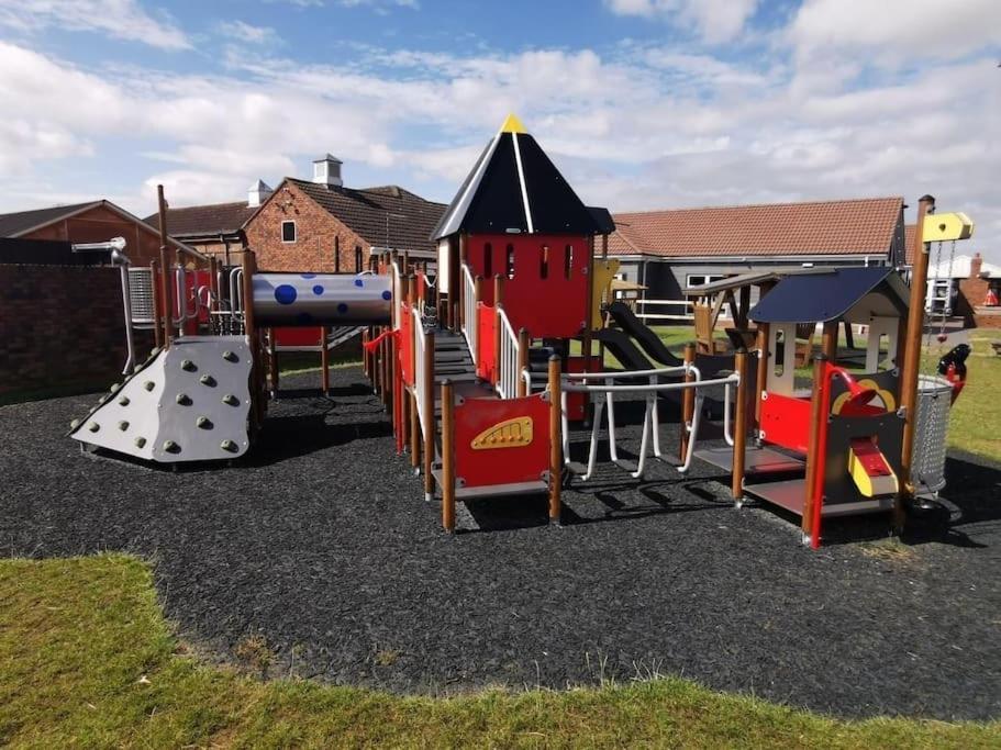 Holiday home Royal Ascot - 5 Star Country Park - Bar - Restaurant - Fishing Lakes - Ice Cream Parlour - Free Parking *