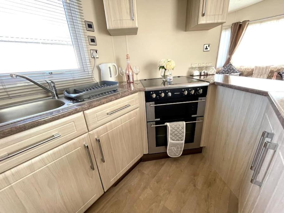 Royal Ascot - 5 Star Country Park - Bar - Restaurant - Fishing Lakes - Ice Cream Parlour - Free Parking Scunthorpe