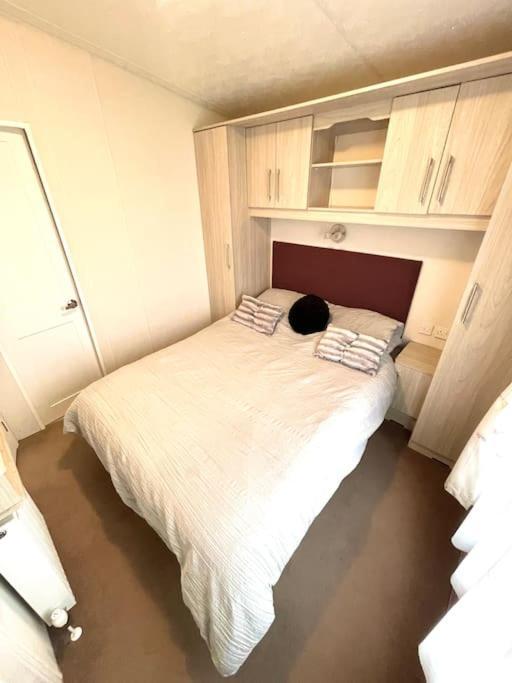 Holiday home Royal Ascot - 5 Star Country Park - Bar - Restaurant - Fishing Lakes - Ice Cream Parlour - Free Parking *
