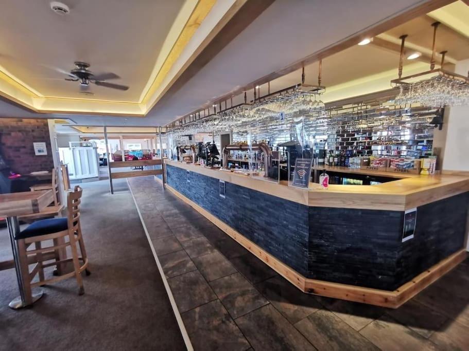 Royal Ascot - 5 Star Country Park - Bar - Restaurant - Fishing Lakes - Ice Cream Parlour - Free Parking
