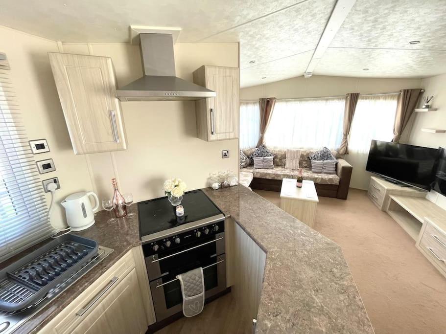 Holiday home Royal Ascot - 5 Star Country Park - Bar - Restaurant - Fishing Lakes - Ice Cream Parlour - Free Parking *