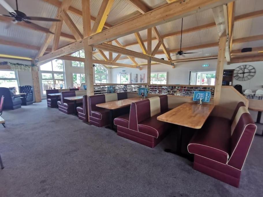 Holiday home Royal Ascot - 5 Star Country Park - Bar - Restaurant - Fishing Lakes - Ice Cream Parlour - Free Parking Scunthorpe