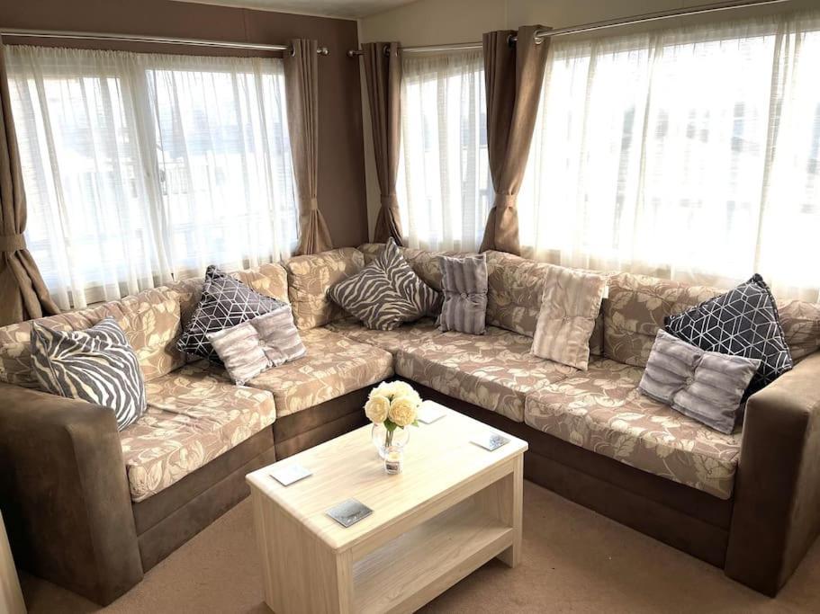 Royal Ascot - 5 Star Country Park - Bar - Restaurant - Fishing Lakes - Ice Cream Parlour - Free Parking Scunthorpe
