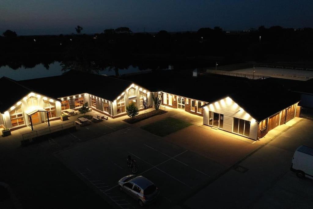 Royal Ascot - 5 Star Country Park - Bar - Restaurant - Fishing Lakes - Ice Cream Parlour - Free Parking