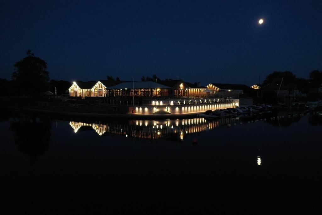 Royal Ascot - 5 Star Country Park - Bar - Restaurant - Fishing Lakes - Ice Cream Parlour - Free Parking Scunthorpe