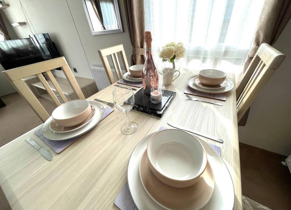 Royal Ascot - 5 Star Country Park - Bar - Restaurant - Fishing Lakes - Ice Cream Parlour - Free Parking Scunthorpe