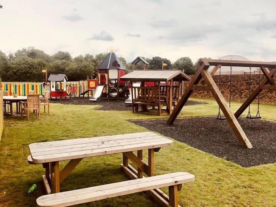 Holiday home Royal Ascot - 5 Star Country Park - Bar - Restaurant - Fishing Lakes - Ice Cream Parlour - Free Parking *